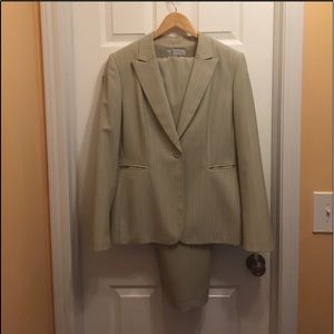 Tahari Pant Suit sz14